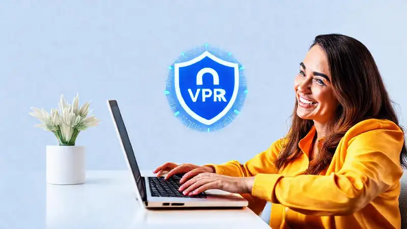 Mujer feliz con seguridad digital y reembolso